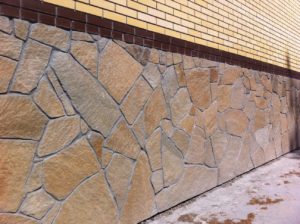 Облицовка стен природным камнем
