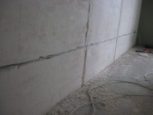 Штробление стены под проводку (бетон)